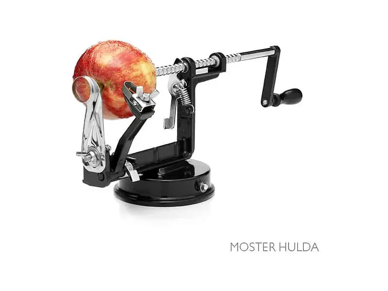 Moster Hulda Äppelskalare, svart vevsvarv med sugpropp och ett äpple uppsatt på gaffeln