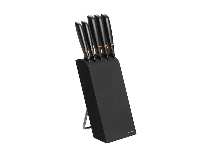 Fiskars Edge knivblock med fem knivar på en köksbänk
