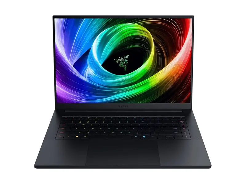 Razer Blade 16 i svart aluminiumchassi, öppnad med OLED-skärmen tänd sedd snett framifrån