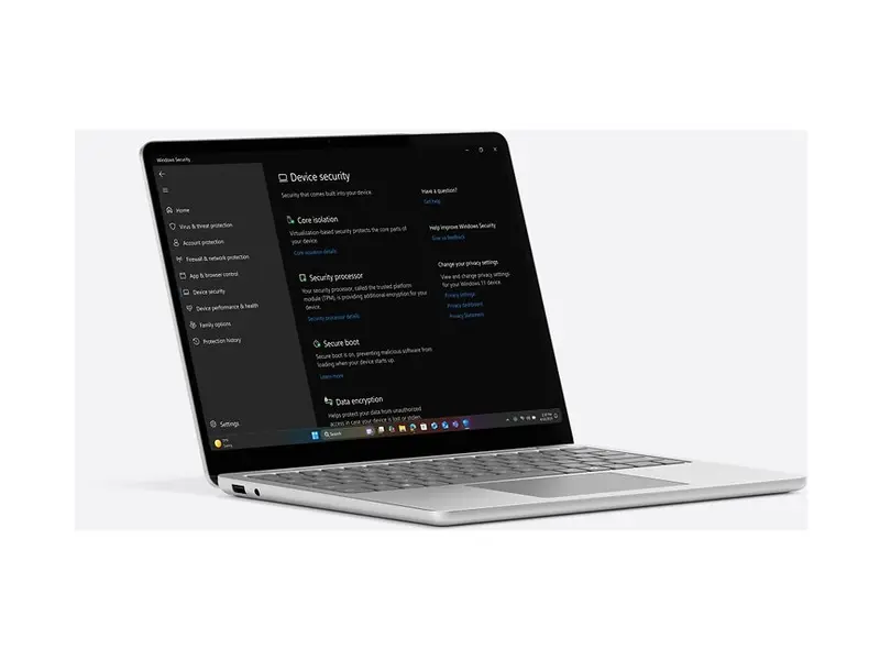 Microsoft Surface Laptop 7 i platinafärg, öppnad med skärmen tänd sedd snett framifrån