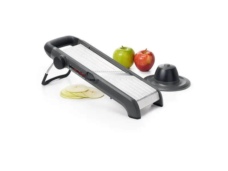 OXO Good Grips Chef's Mandolin 2.0 på fällbart ben med matarhållare och skivade äpplen