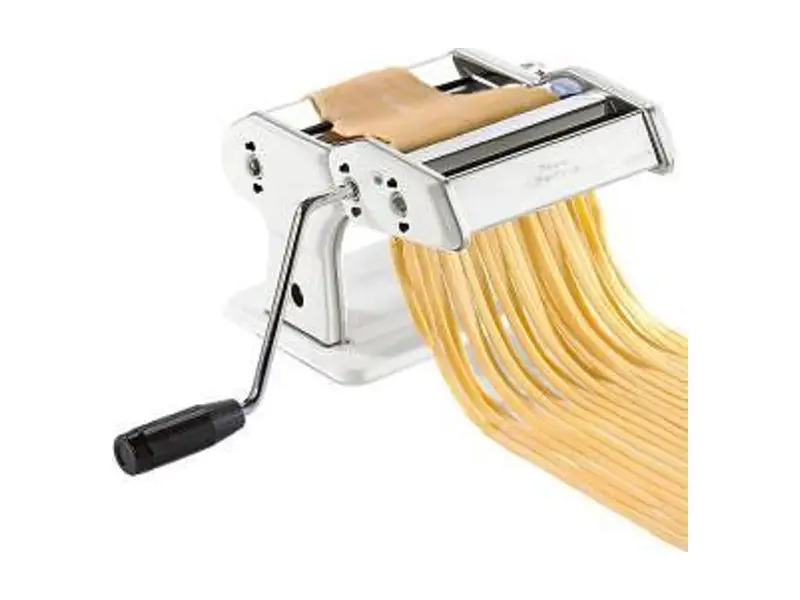Gefu Pasta Perfetta i rostfritt stål med vev, med färska tagliatelle på väg ut ur skärverket.