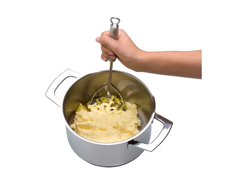 WMF Profi Plus potatisstöt som mosar potatis direkt i kastrullen