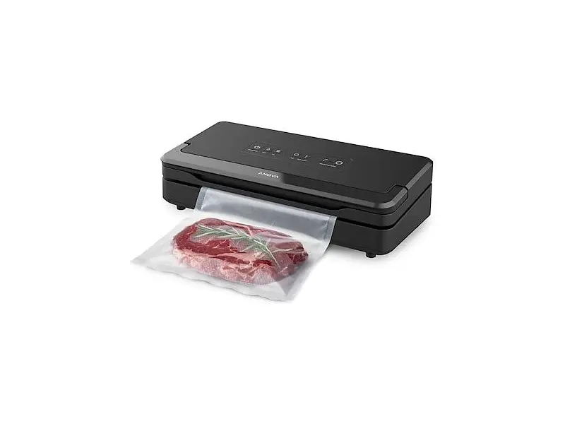 Anova Precision Vacuum Sealer Pro, svart kantförseglare med en vakuumpackad köttbit i påsen framför
