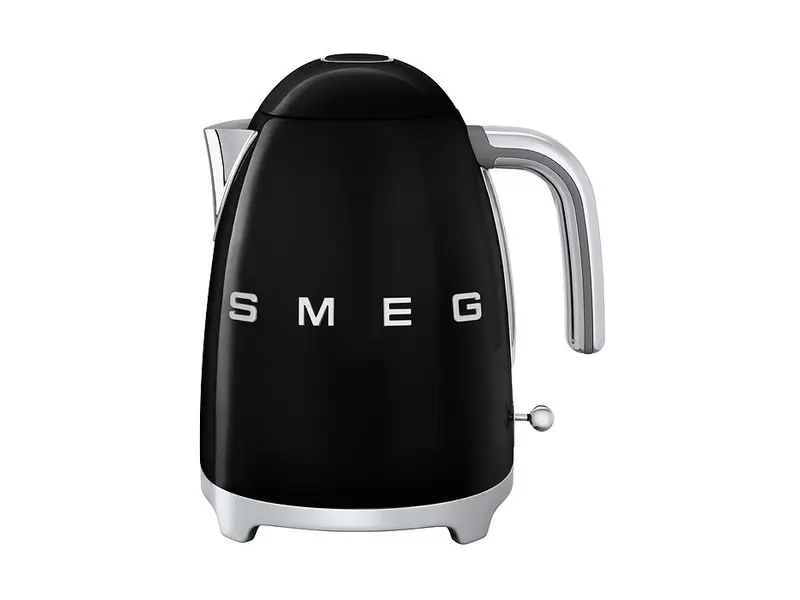 Smeg KLF03 vattenkokare i svart 50-talsstil med kromat handtag