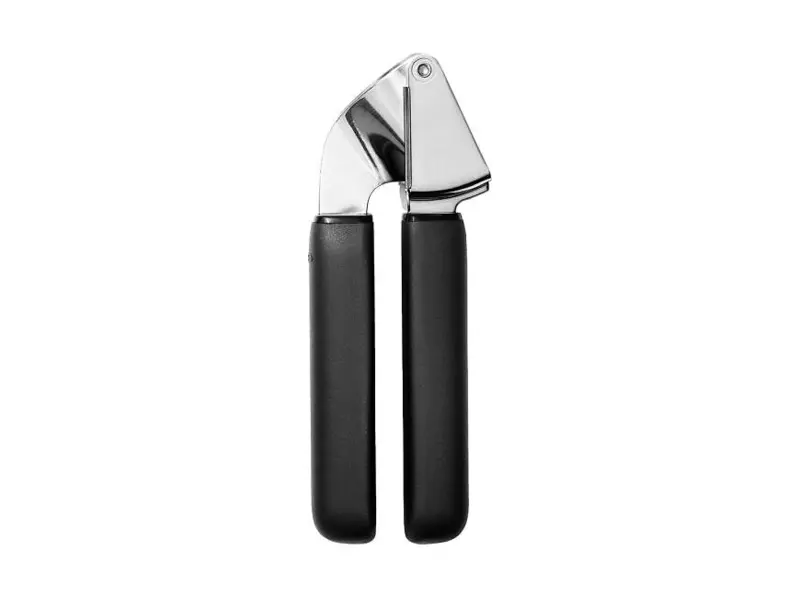 OXO Good Grips vitlökspress med svarta gummerade handtag